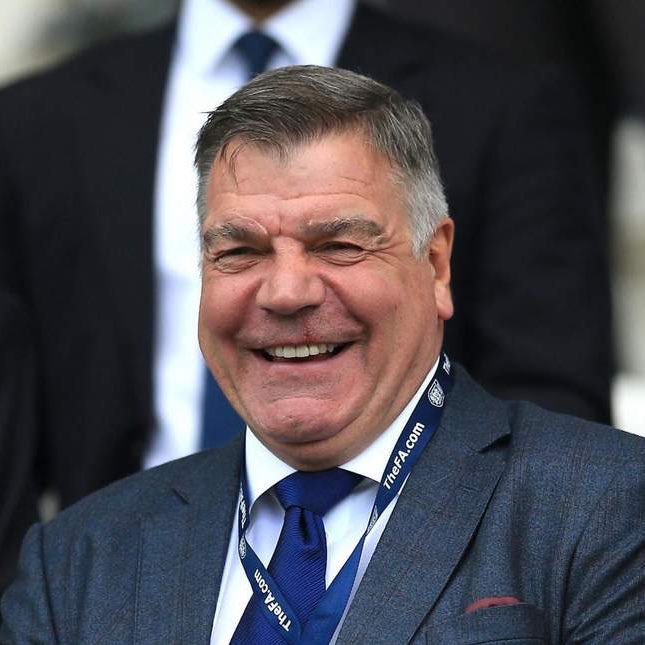 ODDSbible's tweet photo. There’s only one man that can save Man United from relegation now... https://t.co/LwBWEd4dgi