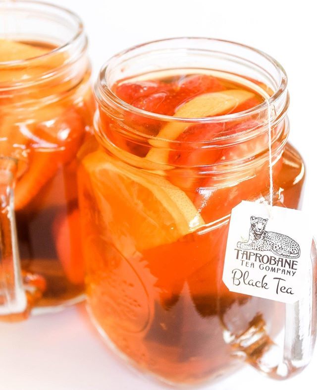 GoodnessMeBox's tweet image. 🍓SUMMER BERRY ICED TEA RECIPE 🍓 ✨ Ingredients ✨ 
1 orange
1 handful of fresh strawberries 
5 @taprobane_tea black tea with berries
1/4 lemon
5 cups boiling water ✨Method✨

1️⃣ Place 1 tea bag and 1 cup of water in 5 mason jars 
2️⃣ Thinly slice the s… ift.tt/2BpfWV9