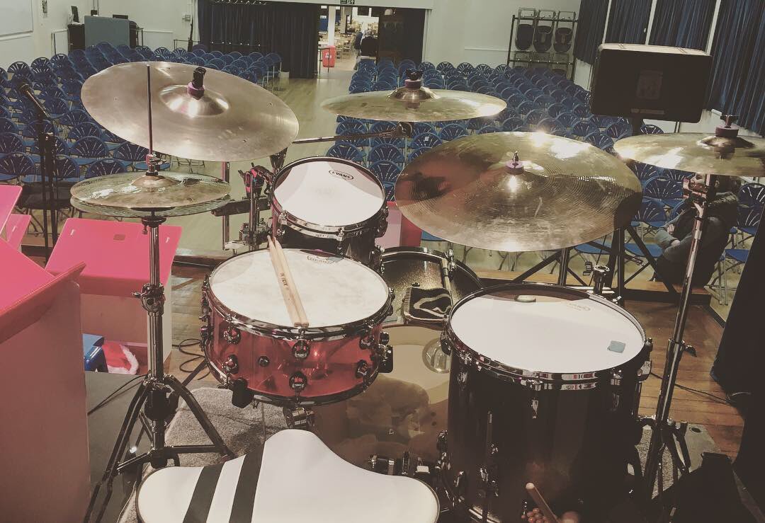 drums_tbl's tweet photo. Lovely gig last night ... Depping with the great @myjojazz for their Christmas gig. Full house (after I took this pic lol) ⛄️🎅🥁🎶 #drummer #Drums #musician #bigband #music #singers #friends #Christmas2018 #pearldrums #zildjian #uk https://t.co/TEe6idroOG