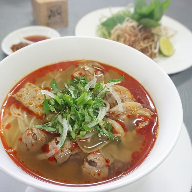hnaau1's tweet photo. Chiều nay mình ăn bún bò nhé cả nhà ơi <3 
#goodfood #asian #hue #yum #danang #hoian #anchieu #yummy 
#bunbohue #vietnamesecuisine #delicious #lunch #noodles https://t.co/ishK1RrrkW https://t.co/ZfoRqn3L3y