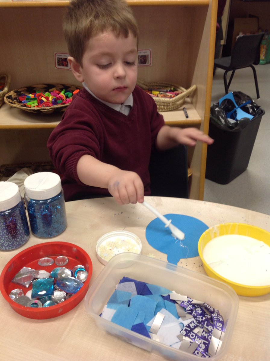 DartonNursery's tweet image. Christmas tree shape printing and bauble decorating @DartonPrimary #dps_art #DPS_maths