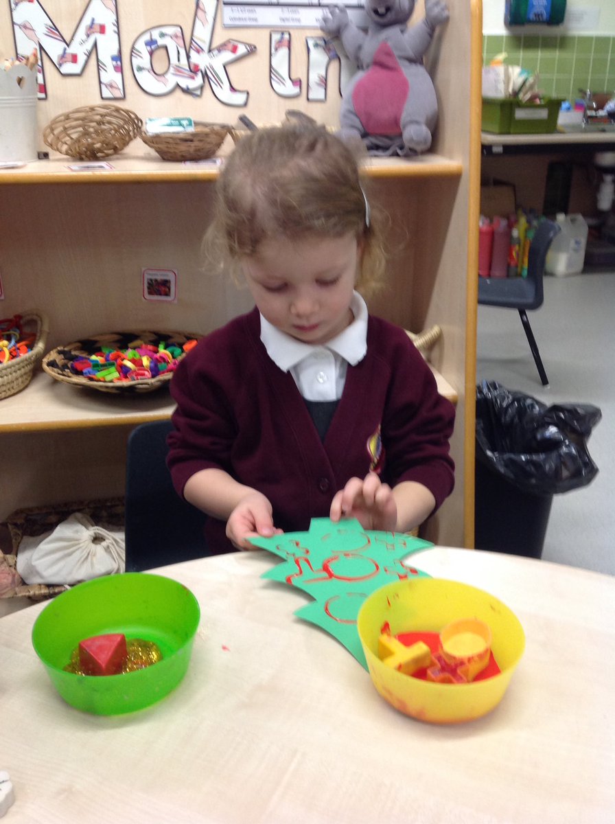 DartonNursery's tweet image. Christmas tree shape printing and bauble decorating @DartonPrimary #dps_art #DPS_maths