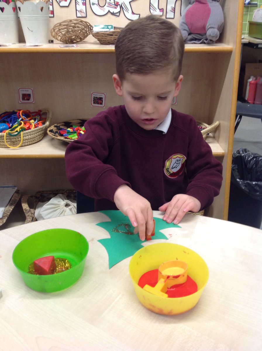 DartonNursery's tweet image. Christmas tree shape printing and bauble decorating @DartonPrimary #dps_art #DPS_maths