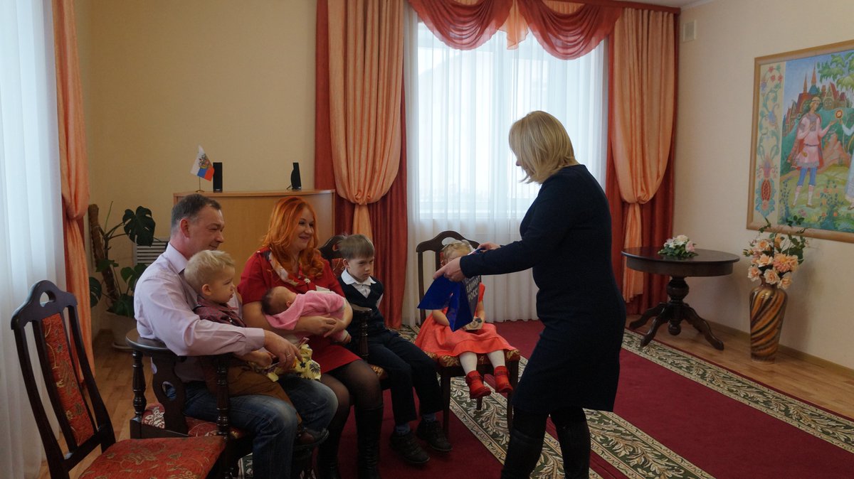 18.12. на мероприятии Палехского районного филиала комитета Ивановской области ЗАГС Секретарь Палехского районного местного отделения Партии "ЕДИНАЯ РОССИЯ" Новожилова Наталья Владимировна поздравила семью Майдаковского сельского поселения с рождением пятого ребёнка