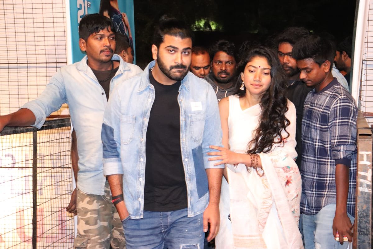 iamdigirakesh's tweet photo. Here we go!!! 💫
The show stalkers give a lovely entry 😍❤
#Sharwa & @Sai_Pallavi92
Catch the Live here: https://t.co/oebhuDuSsg …
Click here to download: https://t.co/tPixsxyZux
Event by: #shreyasmedia
#PPLMOnDec21st #PPLMPreReleaseEventToday #PPLMPreReleaseEvent https://t.co/LPR4fIEr5V