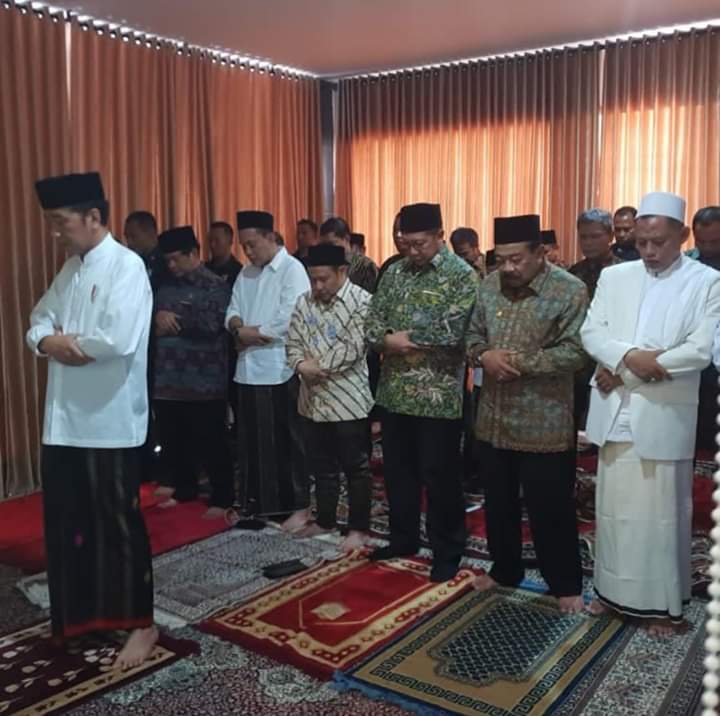 Kelihatan sekali bersarung pak <a href="/jokowi/">Joko Widodo</a> Ala santri khas nusantara. Kok pak menag <a href="/lukmansaifuddin/">Lukman H. Saifuddin</a> dan Menseskab <a href="/pramonoanung/">Pramono Anung (IG : @pramonoanungw)</a> Gak ikut sarungan?  😆