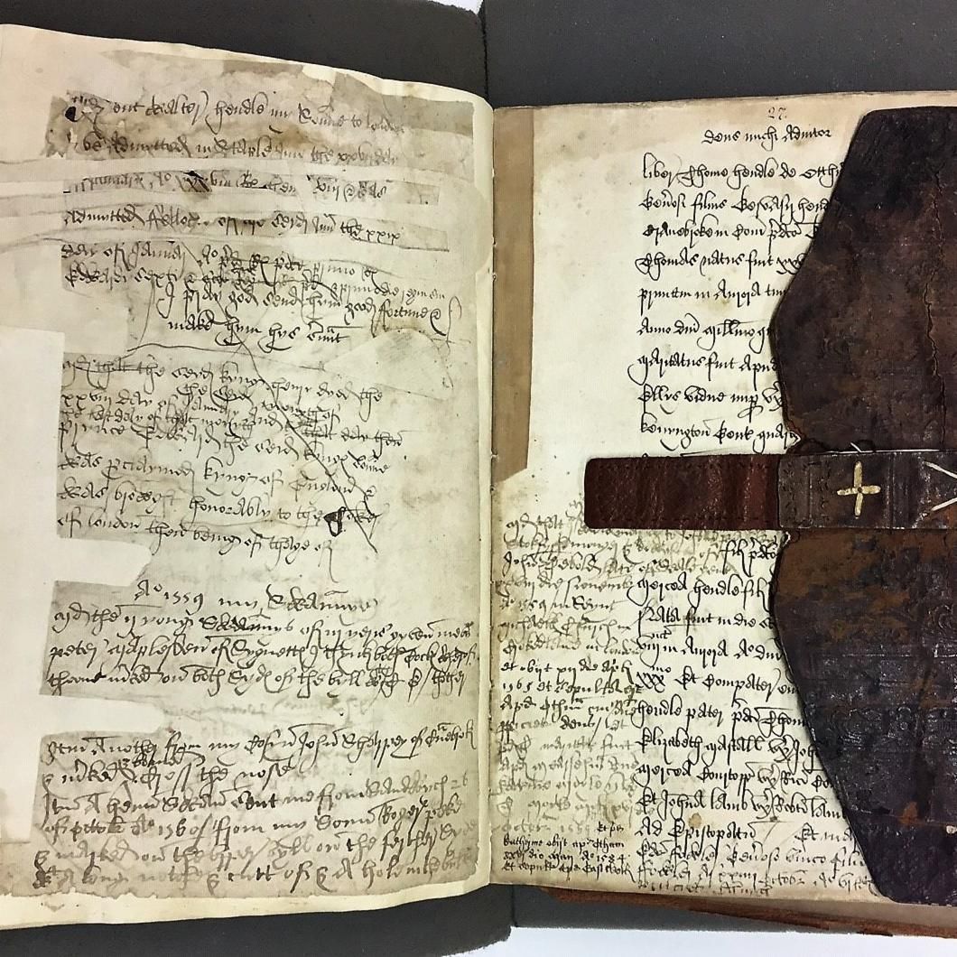 kent_archives's tweet photo. ‘On the seventh day of #Christmas my true love sent to me...' Thomas Hendley of #Otham's book 1529-1585, covers family events, purchases of property, rent accounts, inventories of household goods and plate, plus a note of his #swans and their markings
https://t.co/9ln0eAIf5Y https://t.co/tJwyG7PrOb
