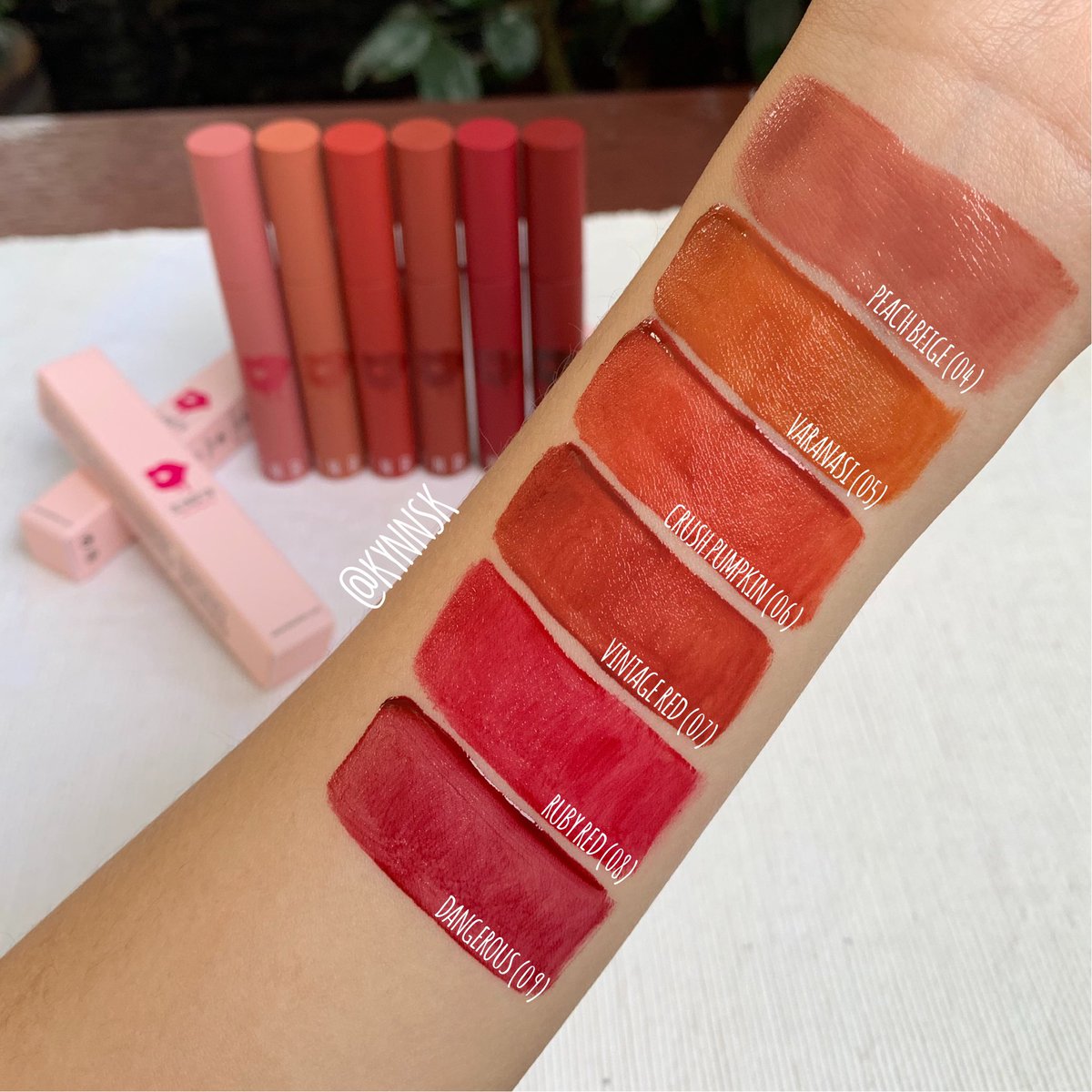 kynnsk's tweet photo. BLANBLVN Kiss Me Real Lip เค้าออกสีใหม่มาแล้วนะ รอบนี้มีมาเพิ่มถึง 6 สี สวยทุกสีเลย รุ่นนี้เนื้อก็ดีมากด้วย เนื้อไม่หนักปาก ทาแล้วปากดูวาวๆ ติดทนกลางๆพอหลุดจะทิ้งสเตนไว้ นี่ชอบเบอร์ 04 มากทาผสมกับอะไรก็สวย อีกเบอร์ที่ชอบก็ 07 เลย #blanblvn #blanblvnthailand #บลังบลัง #kissme https://t.co/AS89u7bvoM