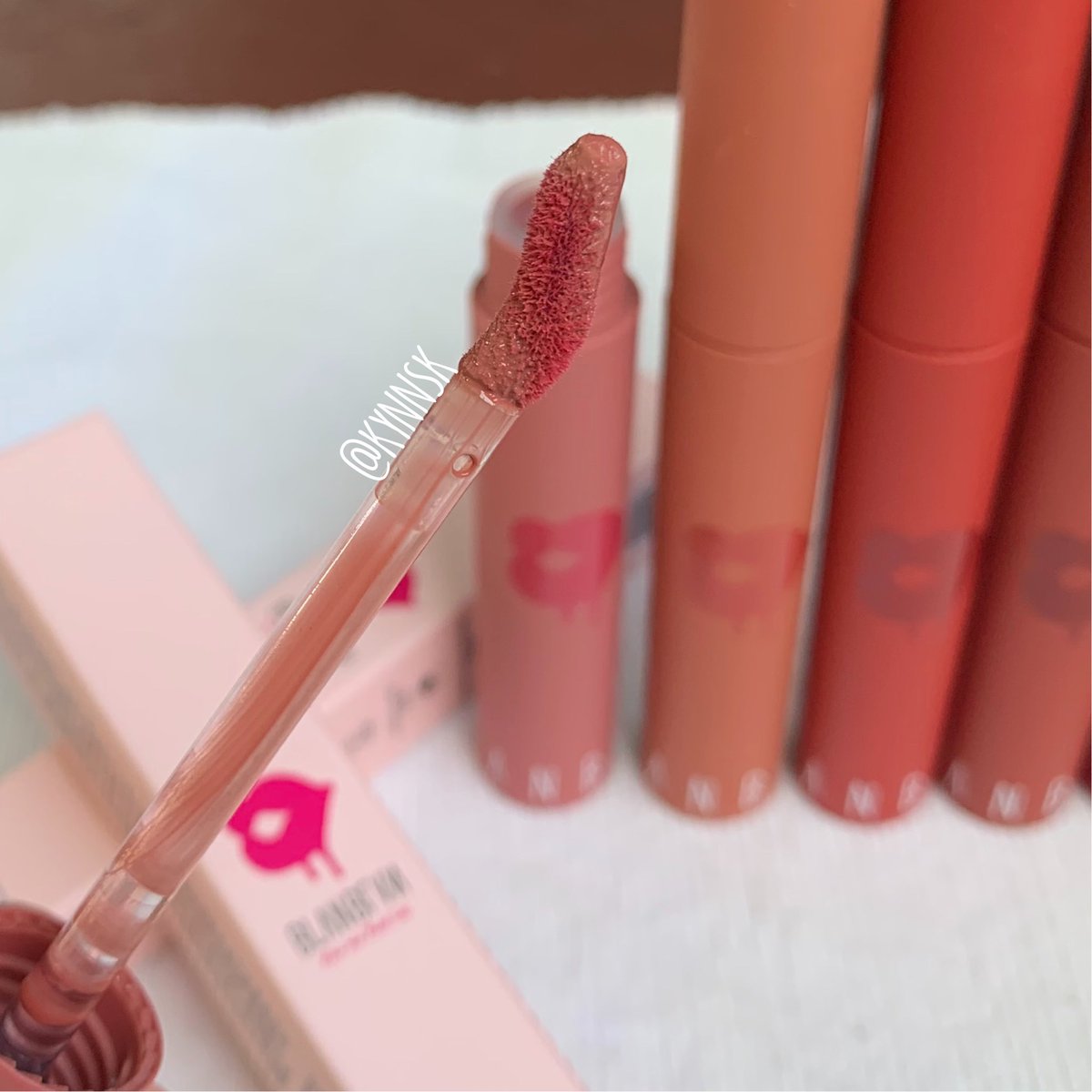 kynnsk's tweet photo. BLANBLVN Kiss Me Real Lip เค้าออกสีใหม่มาแล้วนะ รอบนี้มีมาเพิ่มถึง 6 สี สวยทุกสีเลย รุ่นนี้เนื้อก็ดีมากด้วย เนื้อไม่หนักปาก ทาแล้วปากดูวาวๆ ติดทนกลางๆพอหลุดจะทิ้งสเตนไว้ นี่ชอบเบอร์ 04 มากทาผสมกับอะไรก็สวย อีกเบอร์ที่ชอบก็ 07 เลย #blanblvn #blanblvnthailand #บลังบลัง #kissme https://t.co/AS89u7bvoM