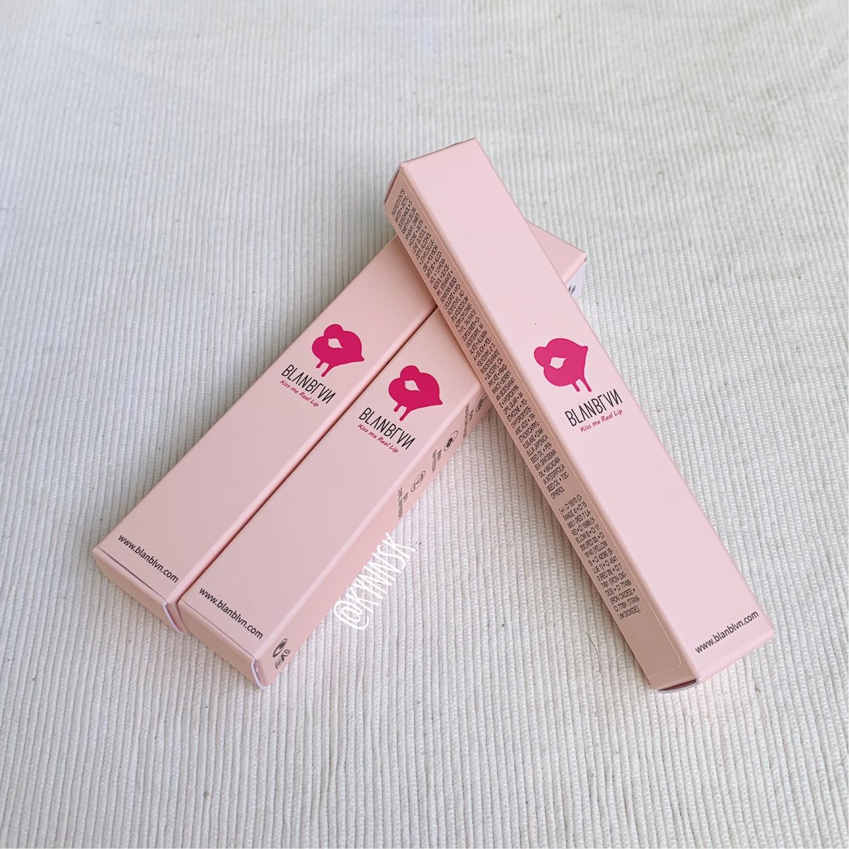 kynnsk's tweet photo. BLANBLVN Kiss Me Real Lip เค้าออกสีใหม่มาแล้วนะ รอบนี้มีมาเพิ่มถึง 6 สี สวยทุกสีเลย รุ่นนี้เนื้อก็ดีมากด้วย เนื้อไม่หนักปาก ทาแล้วปากดูวาวๆ ติดทนกลางๆพอหลุดจะทิ้งสเตนไว้ นี่ชอบเบอร์ 04 มากทาผสมกับอะไรก็สวย อีกเบอร์ที่ชอบก็ 07 เลย #blanblvn #blanblvnthailand #บลังบลัง #kissme https://t.co/AS89u7bvoM