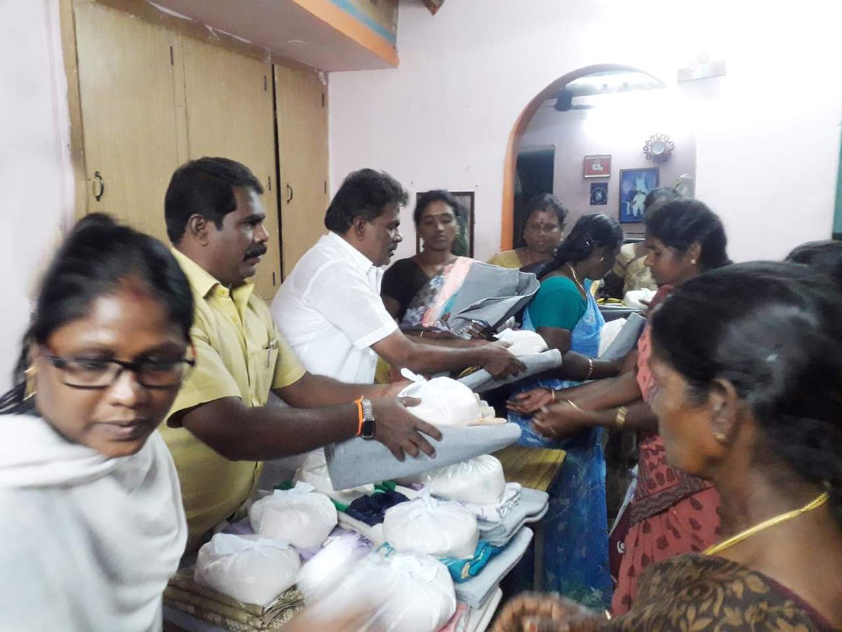 rmmoffice's tweet photo. தஞ்சாவூர்: பேராவூரணி செருவாவிடுதி கிராம மக்களுக்கு தஞ்சாவூர் மாவட்டச் செயலாளர் திரு ரஜினி கணேசன் தலைமையில் மக்கள் மன்றத்தின் சார்பில் நிவாரணப் பொருட்கள் வழங்கப்பட்டன https://t.co/Vtjo0VPKJA
