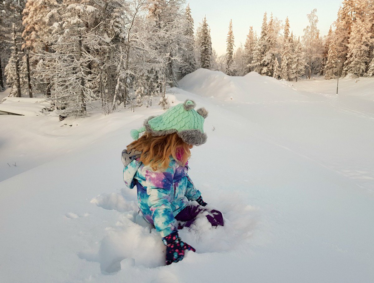 Mummytravels's tweet photo. The essential packing list for Lapland - from merino thermals to socks and snowboots (plus why you need more handwarmers than you think) #ad https://t.co/FuTnkvhJ8j @MountainWHouse #santabreak https://t.co/E5uQ5wVIZT