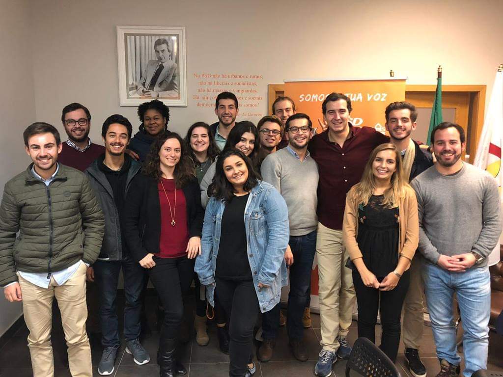 filipa_nasc's tweet photo. 📍 Formação: O Militante e a Comissão Política JSD | A Comunicação da JSD
Estive na JSD Odivelas a explicar como alcançar uma uniformização da imagem e a relação entre os blogs e as redes sociais.
Obrigada David Pereira de Castro pelo convite 😄
#JSD #JSDOdivelas #ComunicarJSD https://t.co/hLkHnOixwX