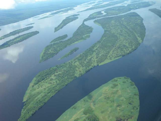 MineKenya's tweet photo. The Congo River flows via Congo &amp; DRC intersecting the equator twice but has its tributaries in Angola, Zambia, Tanzania, Central Africa &amp; Cameroon.
It has over 4000 islands; over 50 of the islands are 10 miles long.
#RiverCongo #knowgeology #geology #minekenya #mineafrica https://t.co/zGNGudmHfJ