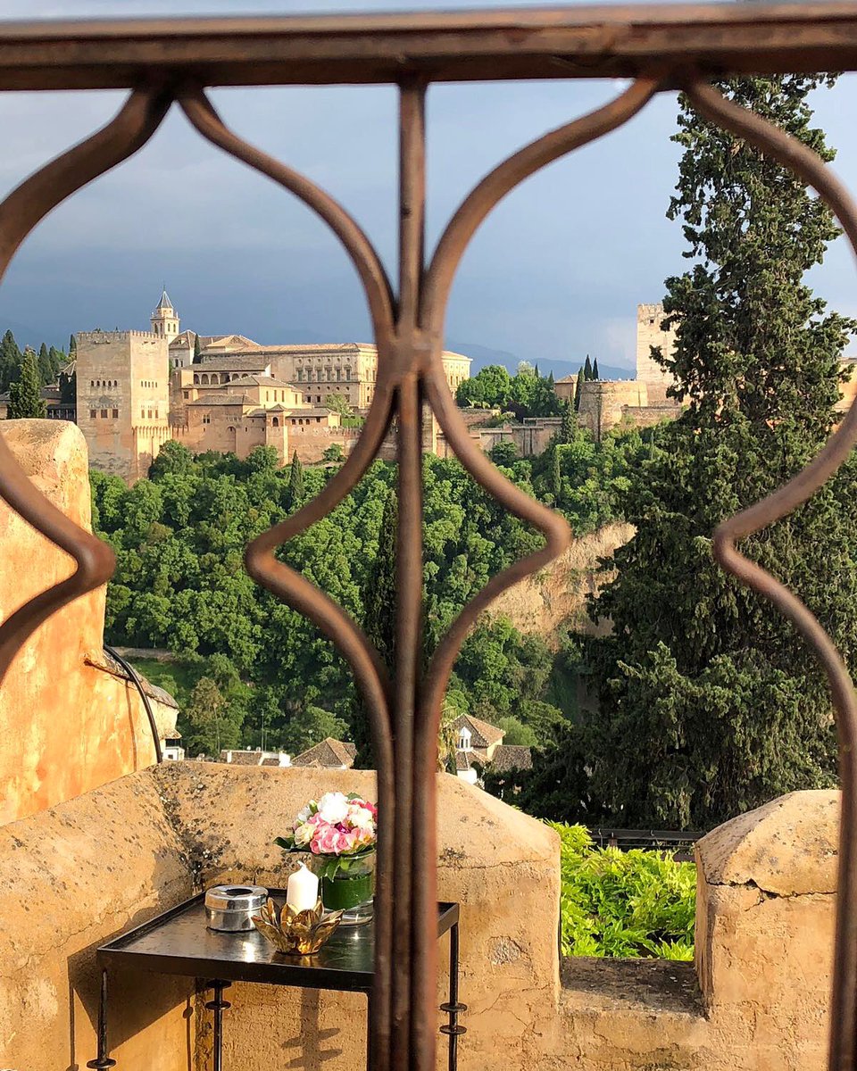 A cada paso que doy giro la cabeza para verte. Desde cualquier rincón, al doblar una esquina. Siempre te miro, siempre te busco. Te contemplo, te admiro.
Alhambra eres pura inspiración.
#elhuertodejuanranas .
.
#dateunhomenaje #alhambra #vistas #view #views #panoramica