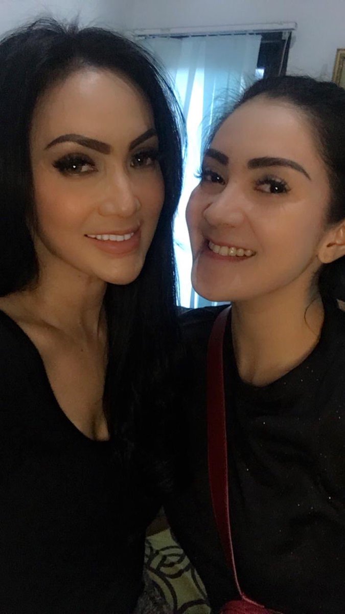 Puspitasarry's tweet photo. Shooting bareng mami nela anne https://t.co/pjZs796XPS