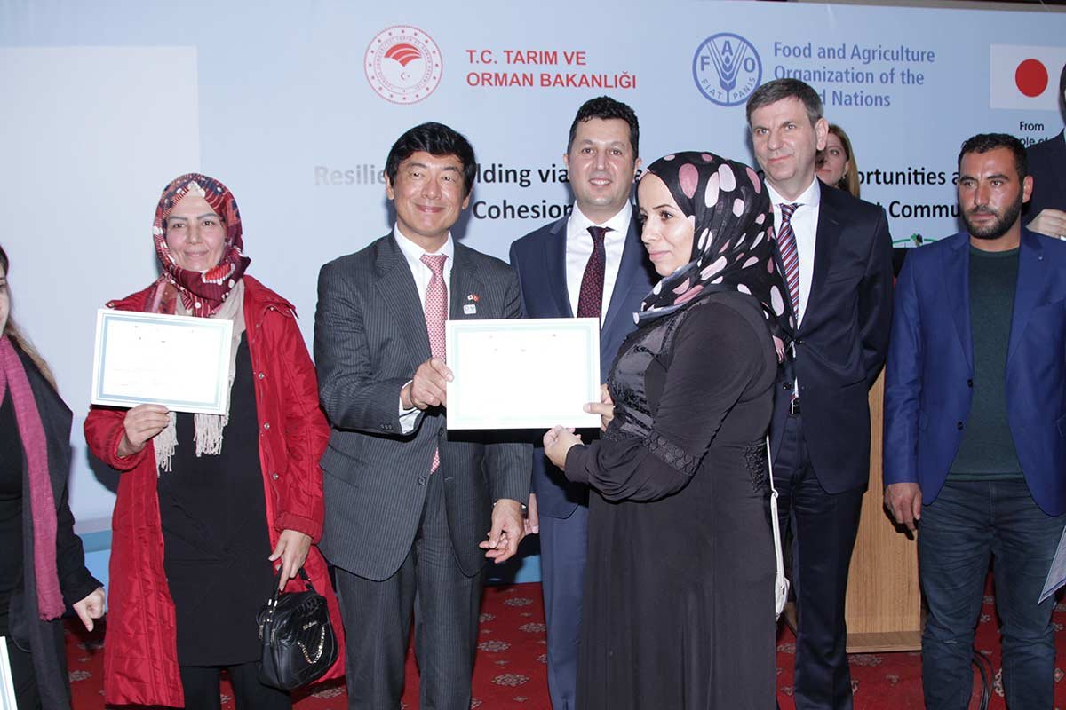 faoturkiye's tweet photo. 250 #SuriyeliMülteci ve ev sahibi topluluğu üyesi eğitimlerini tamamladıktan sonra sertifikalarını @FAO tarafından düzenlenen istihdam fuarında  #Japonya'nın Türkiye Büyükelçisi #AkioMiyajima'nın elinden aldılar.

👉🏻https://t.co/upaM3geNdF

#ZeroHunger #ForMigration https://t.co/kYFIYXtPF2