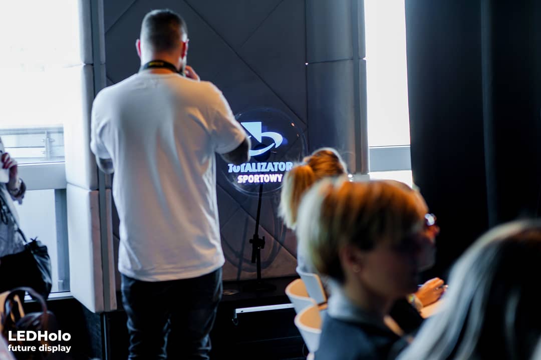 ledholo's tweet photo. During the #totalizatorsportowy’s press #conference the brand's logotypes were presented on LEDHolo holographic displays.
The era of holography in marketing communication has begun!
#lotto #ledholo #rentholo #plannersfamily #hologram #3d #3dhologram #highquality #futuredisplay https://t.co/lpqAexVPcQ