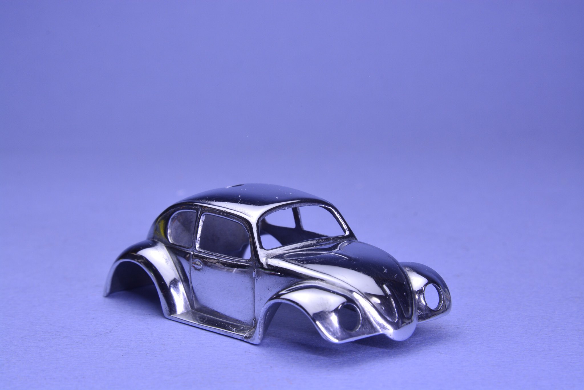 プロモデラー 林哲平 見るだけでプラモが上手くなるツイッター トイに多用されているダイキャスト 塗料を剥いだばかりだと曇った鈍い鉛色ですが ヤスリがけして表面を慣らし 金属研磨用コンパウンド ピカール をつかって磨くと顔か映り込むくらいの