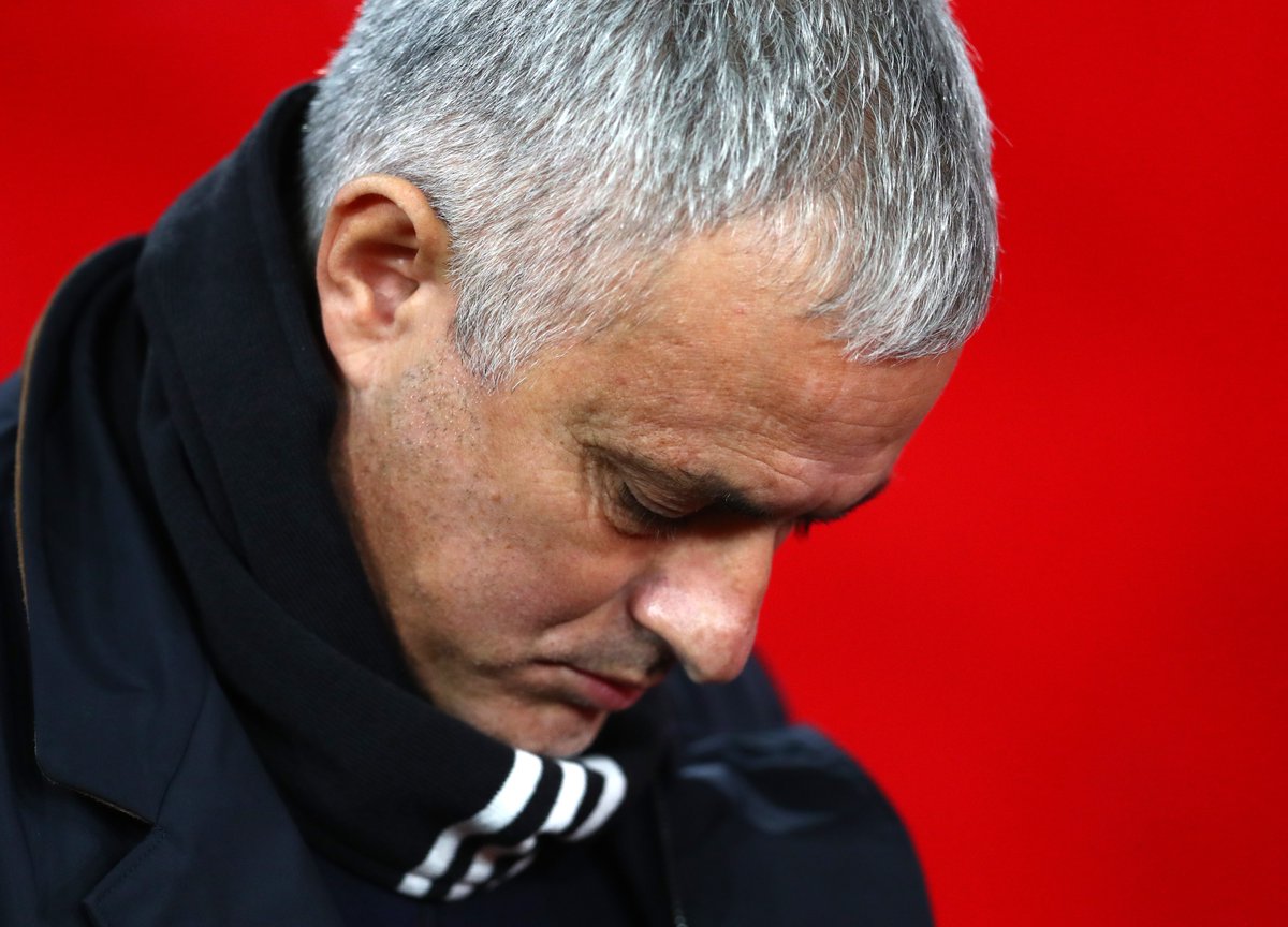 26 - Manchester United hanya raih 26 poin dalam 17 pekan awal EPL musim ini di era Jose Mourinho; poin terburuk di kasta teratas pada periode ini sejak 1990-91 (juga 26 poin). Tenggelam.