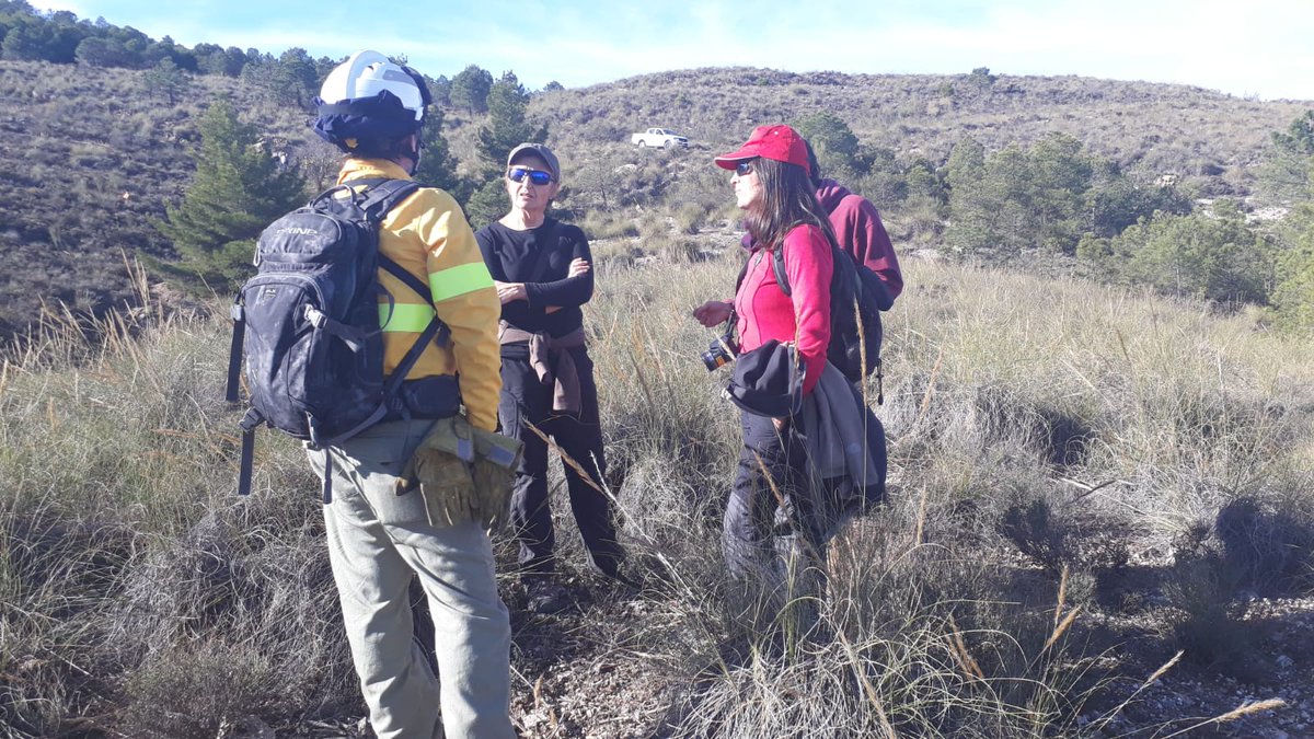 Plan_INFOCA's tweet photo. OPEN2PRESERVE está dirigido al desarrollo de un modelo de gestión sostenible para evitar #IIFF y preservar espacios de alta montaña a través del fuego técnico y el pastoreo extensivo. Estaciones como las de la imagen, realizarán seguimiento de las condiciones durante la quema. https://t.co/bv1ZOrgncI