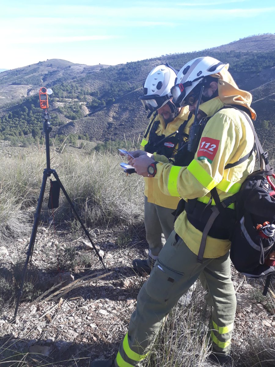 Plan_INFOCA's tweet photo. OPEN2PRESERVE está dirigido al desarrollo de un modelo de gestión sostenible para evitar #IIFF y preservar espacios de alta montaña a través del fuego técnico y el pastoreo extensivo. Estaciones como las de la imagen, realizarán seguimiento de las condiciones durante la quema. https://t.co/bv1ZOrgncI