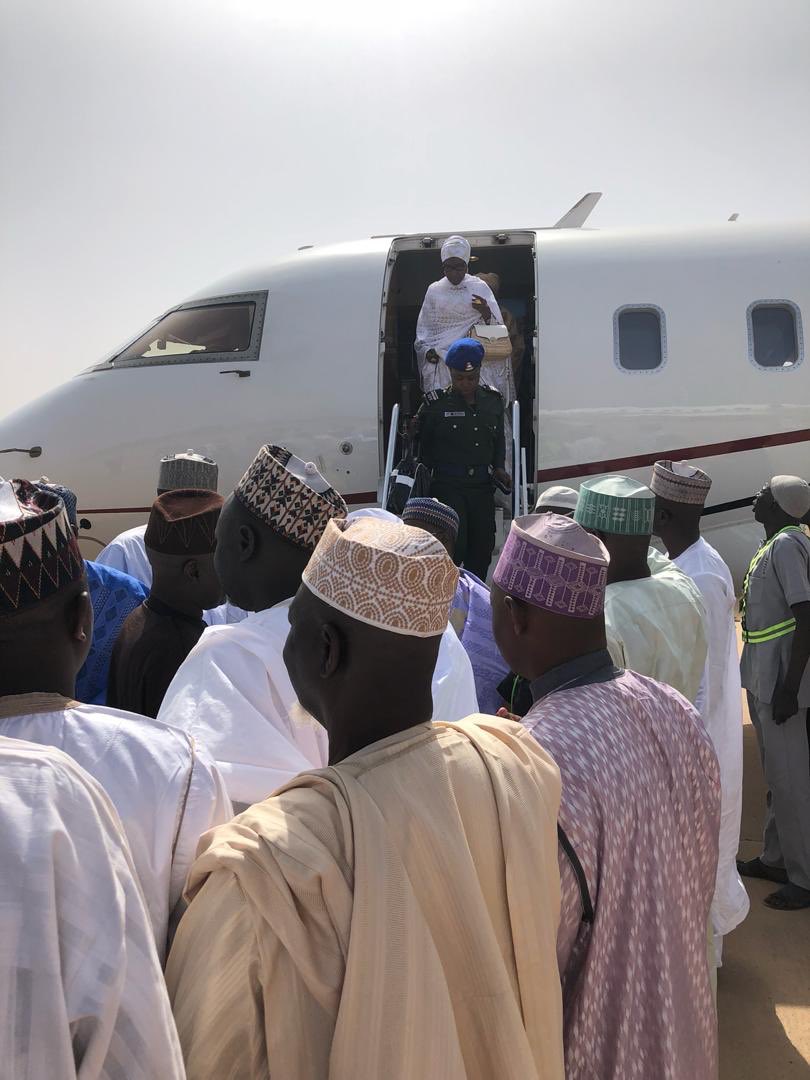 AbdulQahar_AQ's tweet photo. Her Excellency Hajiya Dr. @MariyaATambuwal (Uwar Marayun Sokoto) and Founder Mariya Tambuwal Development Initiative @MTDI_Nigeria arrives Sultan Abubakar III to a resounding and unprecedented ”Welcome back home” reception.

Barka da zuwa Your Excellency. https://t.co/tHmltDHOGo