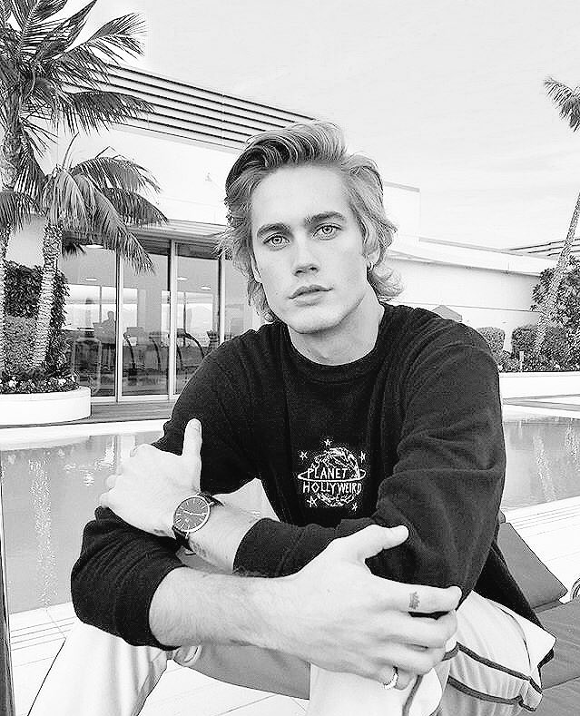 📖Nathan(iel) Matheus.📖

—«I’ve more money than I can spend». 

—Proyecto de escritor. 

—«Sensitive is not weakness. You would not be alive if you had felt as much as me». 

—Bisexual con tendencia a los hombres. BDSM. Switch con tendencia a la sumisión. 

#FreeRol 

¿RT?