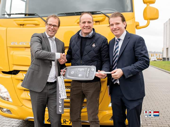 VDL_Groep's tweet photo. VDL Groep &amp; @DAFTrucksNV hebben bij supermarktketen @JumboSupermarkt in #Veghel de eerste elektrische vrachtwagen afgeleverd. Willem van der Leegte &amp; president Harry Wolters (DAF) hebben de sleutels van de e-truck overhandigd aan Frits van Eerd van Jumbo. https://t.co/NYFAFccmIt https://t.co/l6hPNME1rQ