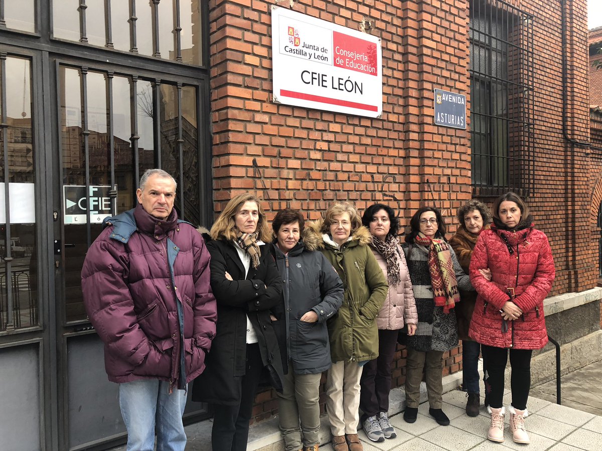 CFIELeonTIC's tweet photo. Minuto de silencio por la muerte de la profesora #LauraLuelmo. #NiUnaMas #NiUnoMas #TodosSomosLaura @jcyl @CFIEdeLeon https://t.co/v4H02bWcfE