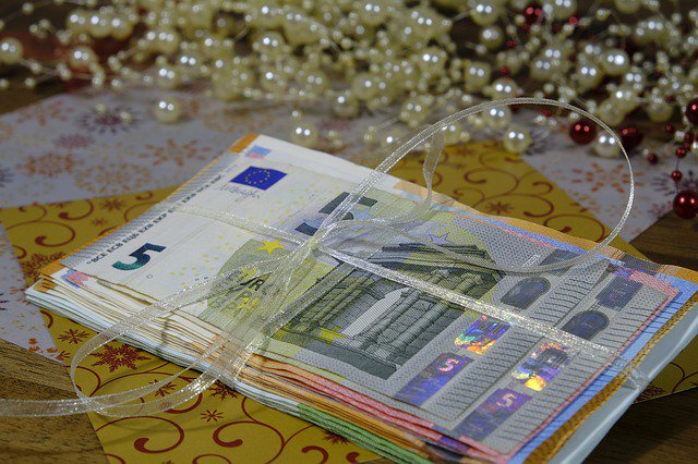 MoneyPointLtd's tweet photo. Christmas Gifts... Is Cash A Cop Out? Read more... https://t.co/skFRoneBYn #cash #christmas2018 #christmasgifts #januarysales #retail #automation #business #cashhandling #money https://t.co/eRZuvYwbou