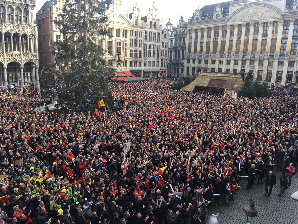 Hockeybelgium's tweet photo. La folie sur la Grand Place pour les Red Lions #Hockeybe #hockey #WorldChampion https://t.co/fWOOqrbMPx