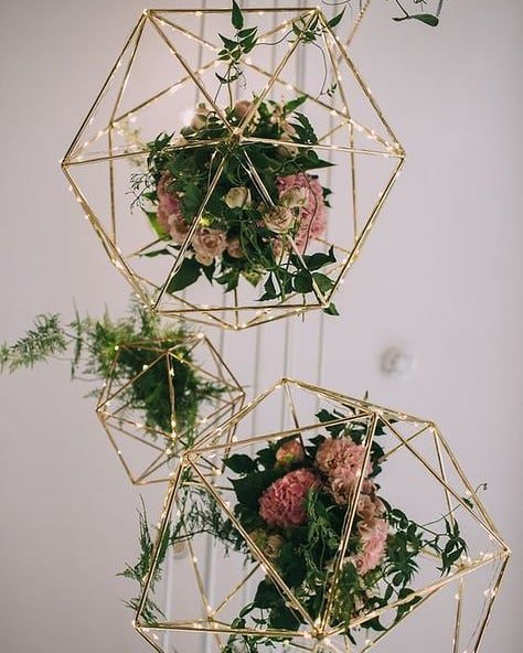 Hanging lighted terrariums with pinky flowers!😍🎉🌹#lacasadeevents #weddingplannerturkey #weddingplanneristanbul #sofrehaghd #hangingterrarium #terrarium #loveterarriums #hangingflowers #düğün #arabwedding #düğünorganizasyonu #weddingdetails #weddinginspo #Flowers