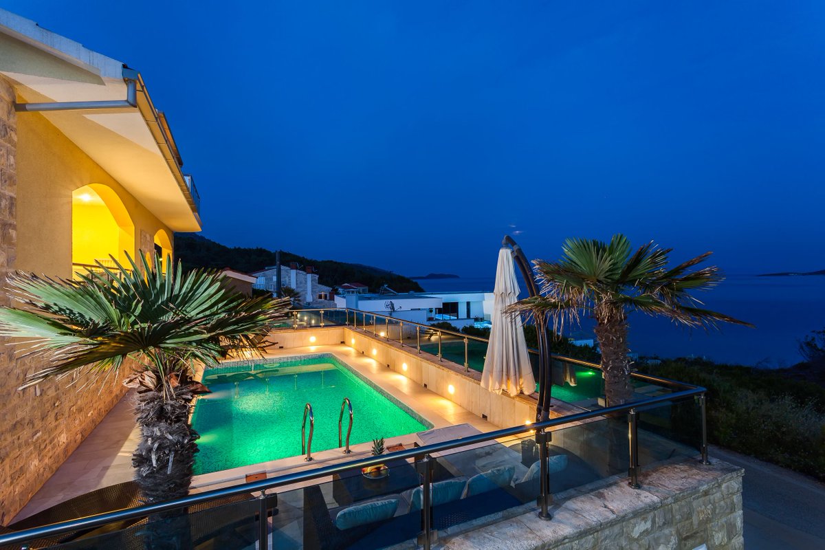 cintro_com's tweet photo. Villa Kruna

A #familyfriendly #Villa with a pool near the beach with it's own mooring situated in Potirna - #VelaLuka at #Korcula #Island.

Get a 100,-€ from #SantaClaus for your #2019Croatia #holiday
Voucher: 100eurfromSanta
valid until 28.12.2018
https://t.co/lVQJWuRmLf https://t.co/GwXKgqwnPR