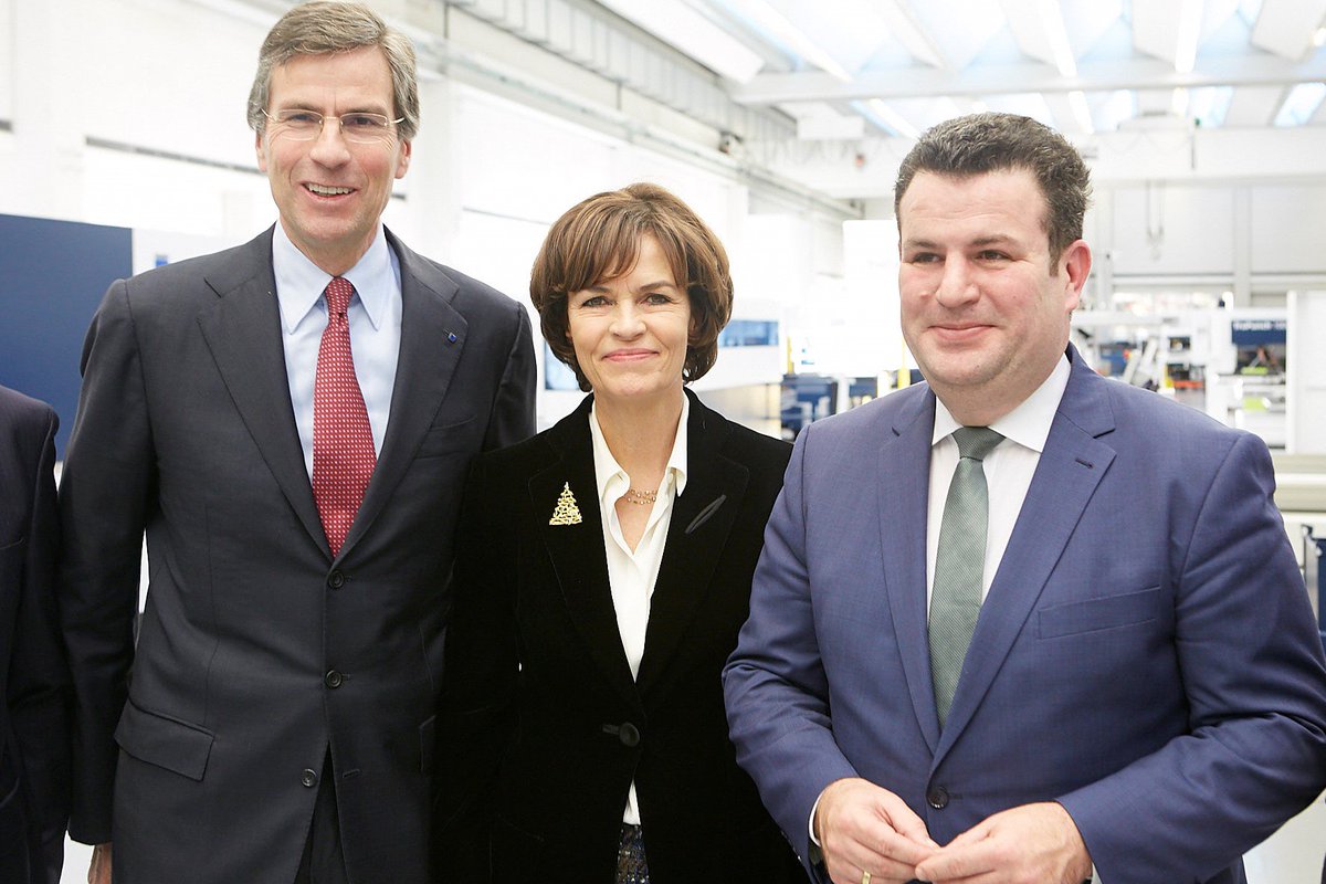 andmoeller's tweet photo. "@TRUMPF_News geht innovative Wege bei der Vereinbarkeit von Wettbewerbsfähigkeit und flexibler Beschäftigung": @BMAS_Bund Minister @hubertus_heil vor Medienvertretern - und im Gespräch mit N. #Leibinger-Kammüller, M. Kammüller, Ausbildungsabt., Betriebsrat. Wir haben zu danken! https://t.co/5qpGzCRYc6