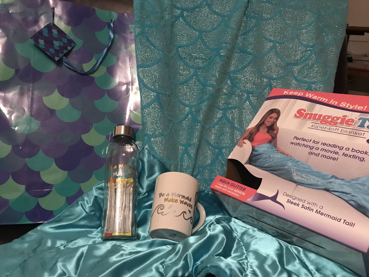 DembeleMelissa's tweet photo. Super fun white elephant from FLMS family - thank you! #FLHornets https://t.co/tMkY5veAUk