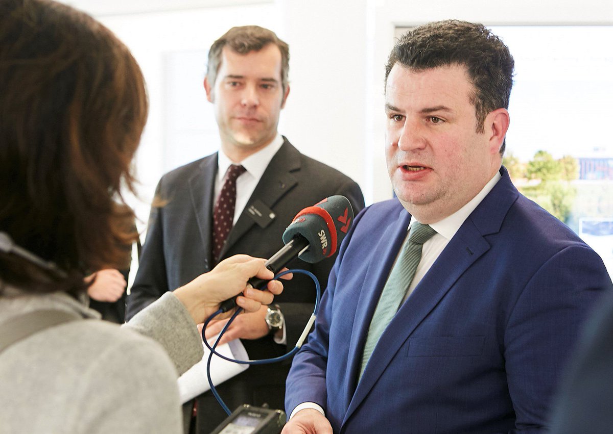 andmoeller's tweet photo. "@TRUMPF_News geht innovative Wege bei der Vereinbarkeit von Wettbewerbsfähigkeit und flexibler Beschäftigung": @BMAS_Bund Minister @hubertus_heil vor Medienvertretern - und im Gespräch mit N. #Leibinger-Kammüller, M. Kammüller, Ausbildungsabt., Betriebsrat. Wir haben zu danken! https://t.co/5qpGzCRYc6