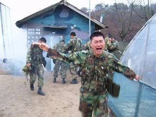 すぺ この画像 お笑い韓国軍 みたいなやつでよく使われてるけどjでも催涙ガス使った訓練やるし実際こうなるんだよなあ