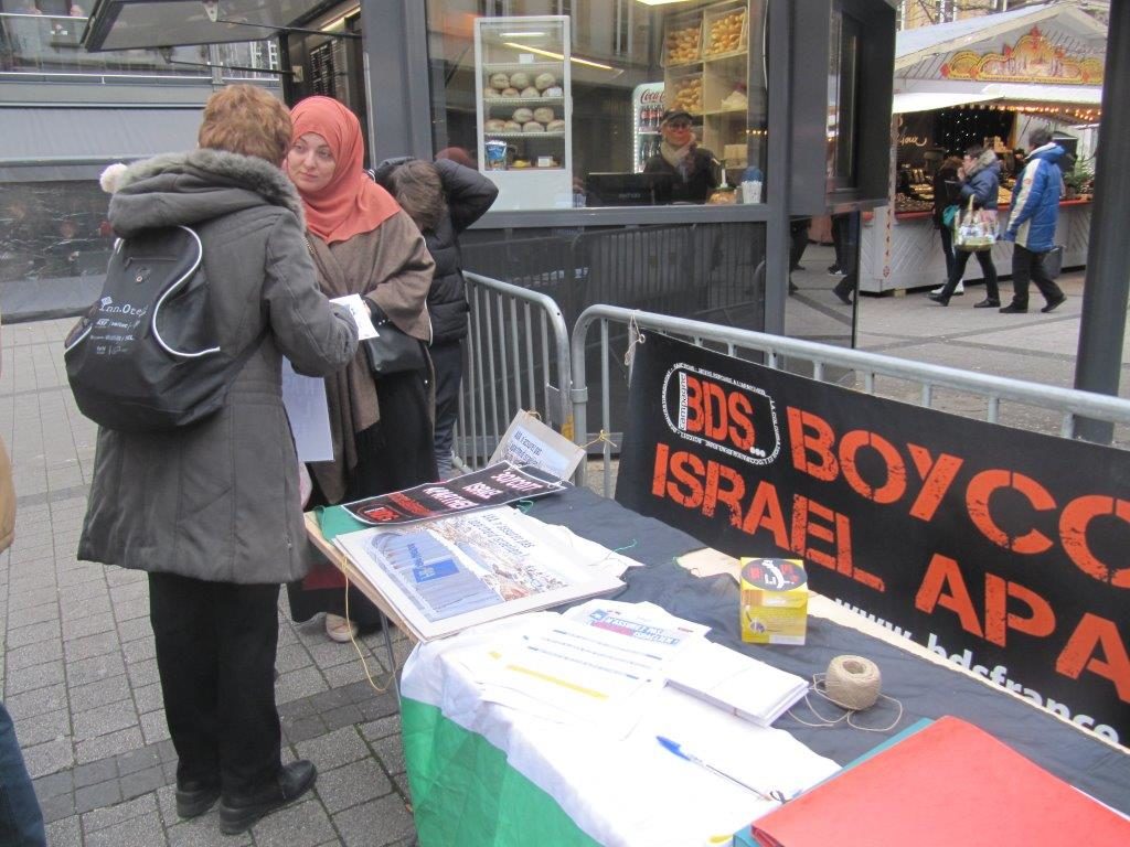Campagnebds's tweet image. Mobilisation au centre-ville de Metz, samedi dernier, dans le cadre de la semaine d&apos;actions nationale contre le groupe d&apos;assurance @axa, complice de l&apos;apartheid israélien bit.ly/2zYa1Xp #AXAComplicity #EmbargoContreIsraël