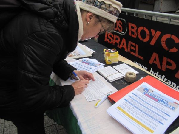 Campagnebds's tweet image. Mobilisation au centre-ville de Metz, samedi dernier, dans le cadre de la semaine d&apos;actions nationale contre le groupe d&apos;assurance @axa, complice de l&apos;apartheid israélien bit.ly/2zYa1Xp #AXAComplicity #EmbargoContreIsraël