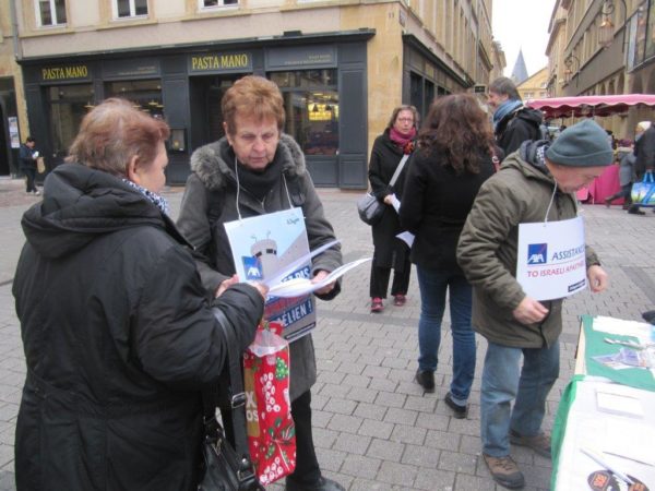 Campagnebds's tweet image. Mobilisation au centre-ville de Metz, samedi dernier, dans le cadre de la semaine d&apos;actions nationale contre le groupe d&apos;assurance @axa, complice de l&apos;apartheid israélien bit.ly/2zYa1Xp #AXAComplicity #EmbargoContreIsraël