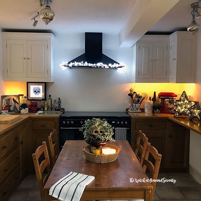SuzyHomemakerUK's tweet image. Phillips Hue and Chrissy lights. Made for dreary Midwinter days. Cozeeee 💫
.
.
.
#theworldofsuzyhomemaker #cosykitchen #hyggechristmas #hallowmas #skullmas #halloweenmeetschristmas #phillipshue #christmaskitchendecor #cosychristmas #midwintermood #co… bit.ly/2SWBOP8