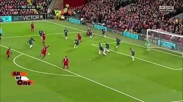 De_Paragon1's tweet photo. This should enter Guinness book of record.

The entire @ManUtd players were all in their 18yard box when @LFC scored the 3rd goal of the match.

👏 👏 👏 https://t.co/IAEEpVSRhY