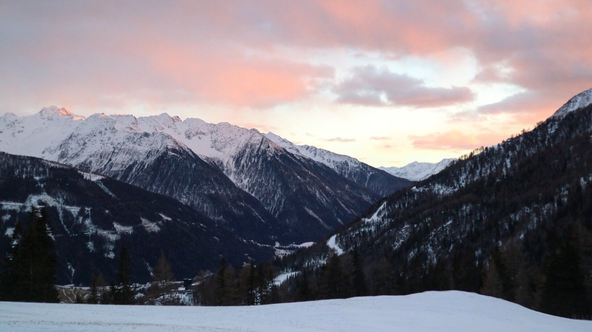 maryumk1's tweet photo. Had one of the best weeks in #Austria relaxing, doing yoga, snowshoe hiking, cross country skiing, downhill skiing and rodelling! Feeling #relaxinglyactive and can’t wait to be back to share some more adventures with you amazing guys @MoaAlm_retreat @wearactive 💗 https://t.co/bwAe94L3qR