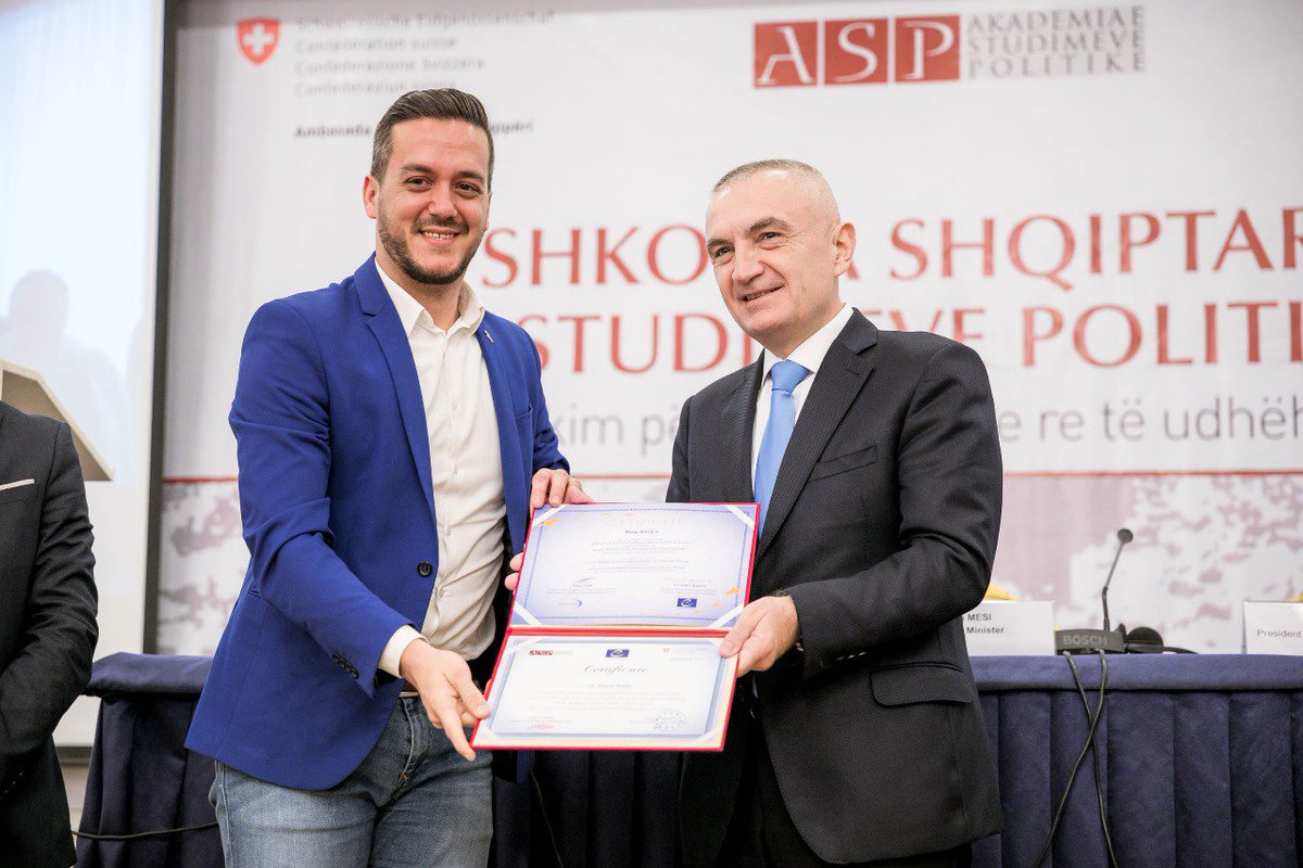 RezarBalla's tweet image. ✔Akademia e Studimeve Politike-Gjenerata 2018.Nje super eksperience ne spektrin e shtet-ndertimit vertikal/horizontal &amp;amp; qasjen e institucioneve 🇪🇺 ndaj funksionalitetit normal te mekanizmit shtet-beres.Nje eksperience po kaq super me 18 njerez te mire &amp;amp; qeshur. #asp2018 #alumni
