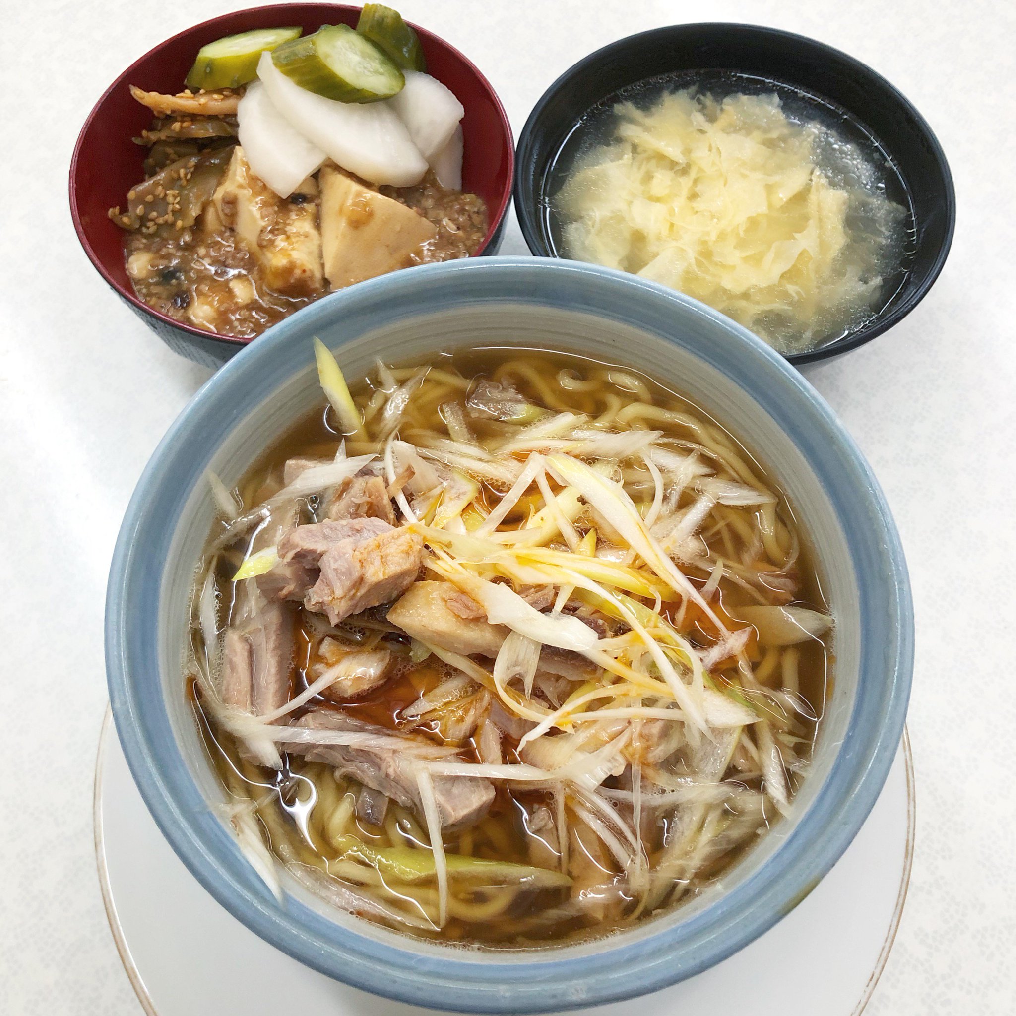 新潮社 En Twitter 本の雑誌 最新19年1月号の連載 今月の社食 で紹介されているのはこちら ネギチャーシューメン 小麻婆豆腐丼 玉子スープ 茶 カラーで紹介 本の雑誌 今月の社食 社員食堂 炭水化物祭り