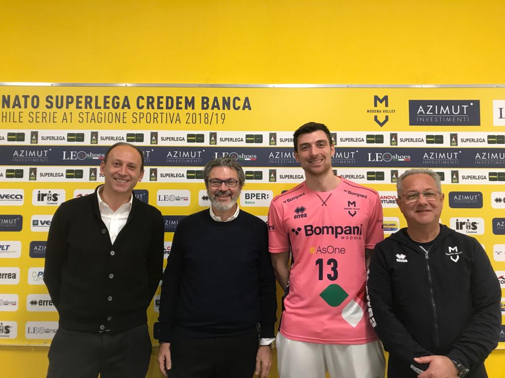 La nuova maglia da riscaldamento Bompani per la <a href="/CEVolleyballCL/">Champions League Volley</a> 😍💛💙 #ModenaZaksa