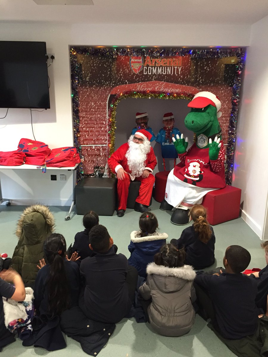 AFCCommunity's tweet photo. 🎅 Santa is a Gooner! He’s here at The @Arsenal Hub this morning with his big helper @Gunnersaurus at our Christmas Grotto to give out presents to 60 Key Stage 1 children from Pakeman Primary School on Hornsey Road #AFCGivingTogether 🔴⚪️ https://t.co/ev8mGvYswv