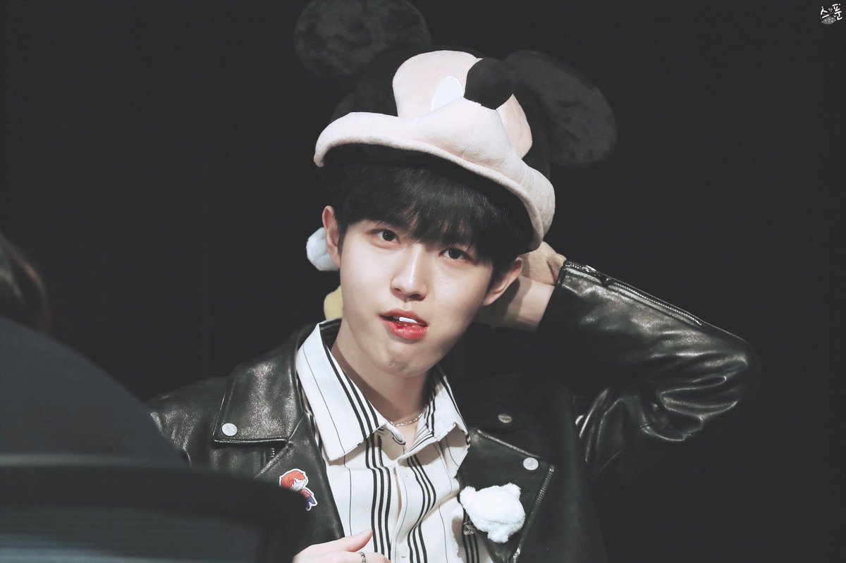 spoooon96's tweet photo. 181216 초딩이넼ㅋㅋㅋㅋㅋㅋ

#워너원 #WannaOne #김재환 #재환 https://t.co/JDh0ry29sc