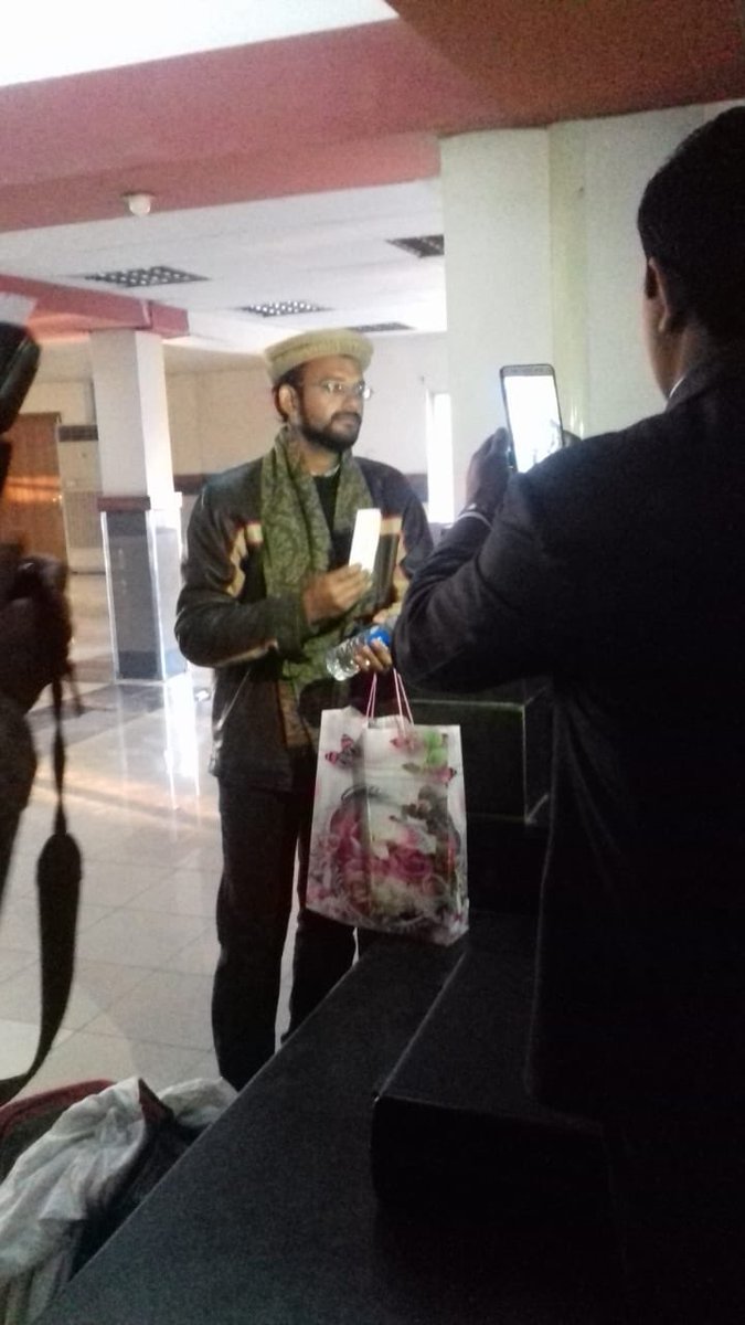 Aapka_abid's tweet photo. @SushmaSwaraj ji thanks
First glimpse of the Indian National Hamid Ansari after 6long years of illegal forced captivity by Pakistan Army Photograph taken at the Pak Immigration of Wagah border before he enters India. Welcome back! Hamid
#helphamid
@HRJalalpuri @mohitshahgwl https://t.co/7IJl9w1yRF